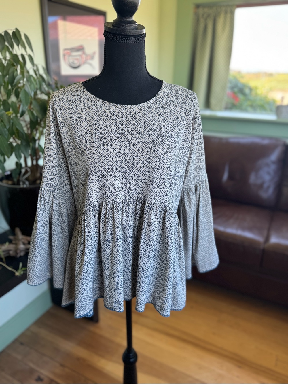 Jachs Girlfriend NY Geometric Bell-Sleeve Top